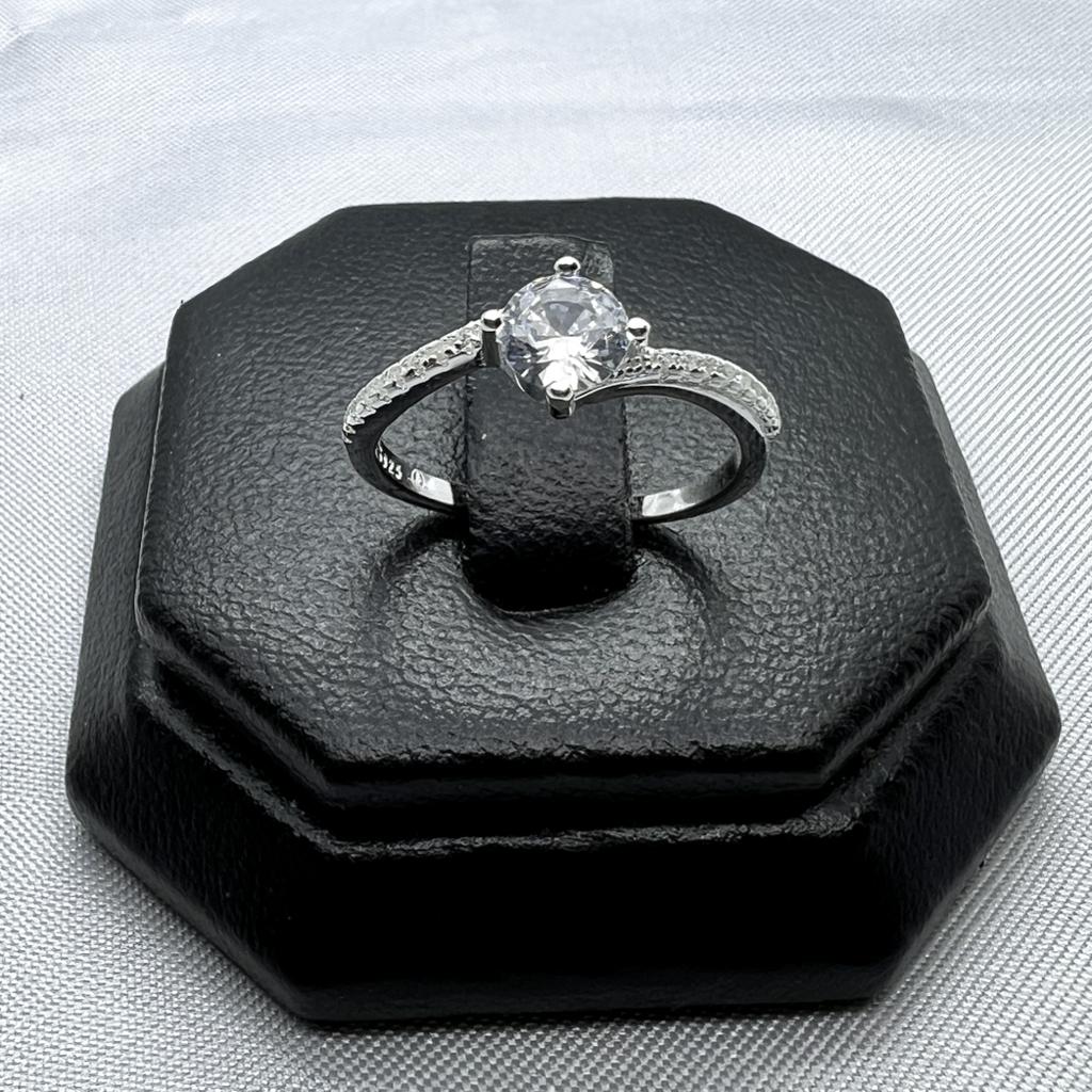 #AD311 - Anillo Solitario Con Piedras - PU2.0