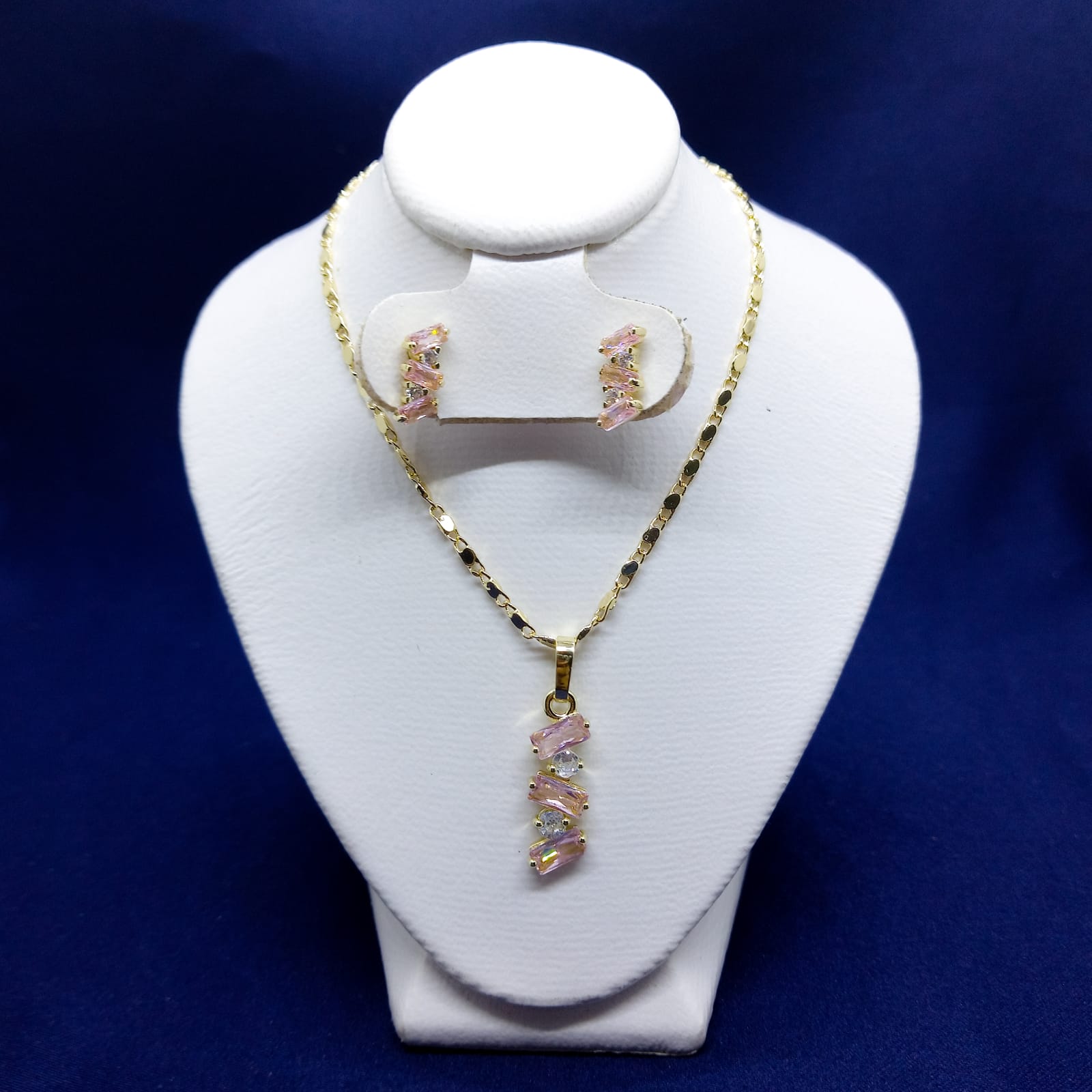 #JOL108 - Juego Gargantilla Y Broquel Con Piedra De Oro Laminado 18K