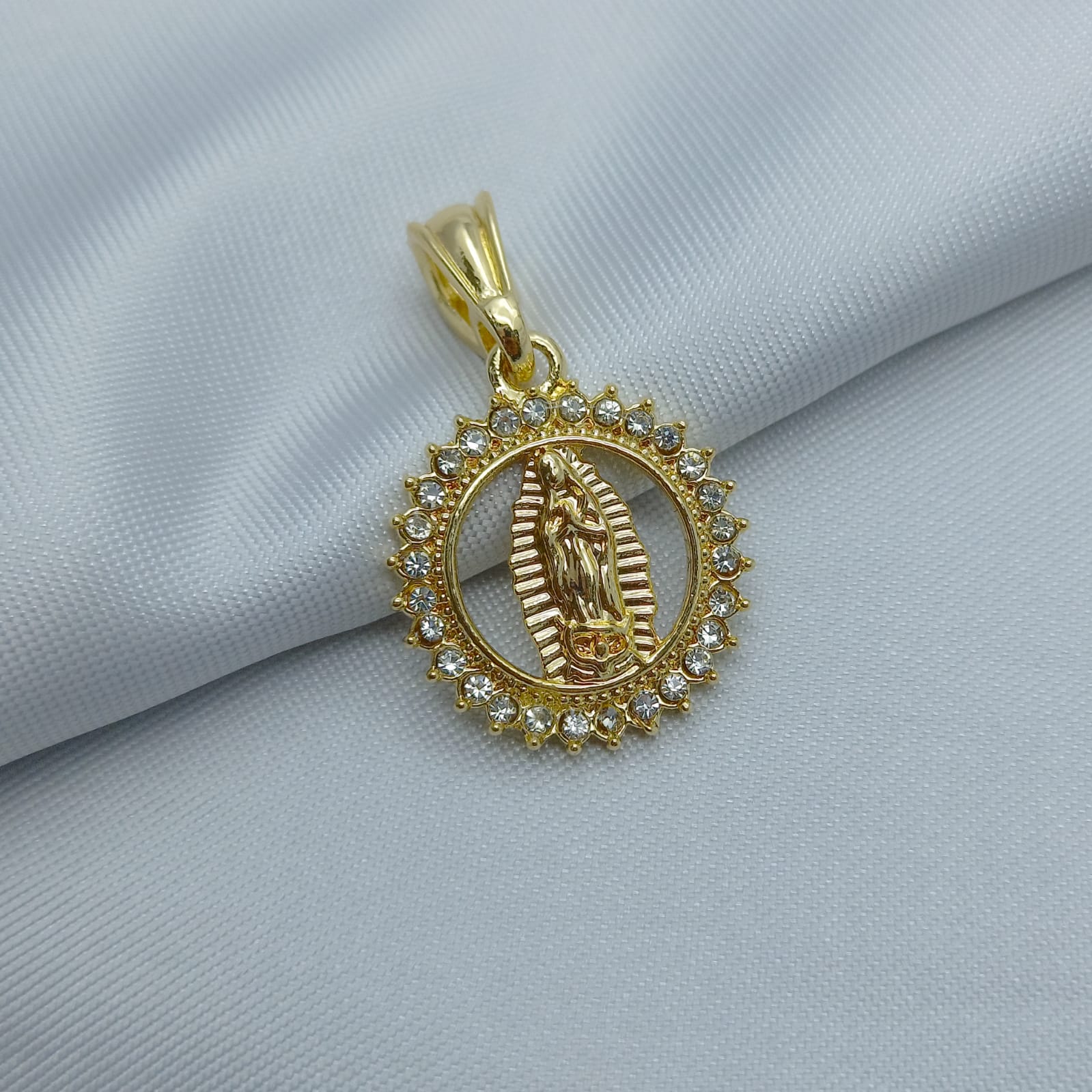 #DOL104 - Dije/Medalla De Virgen Con Piedras De Oro Laminado De 18k