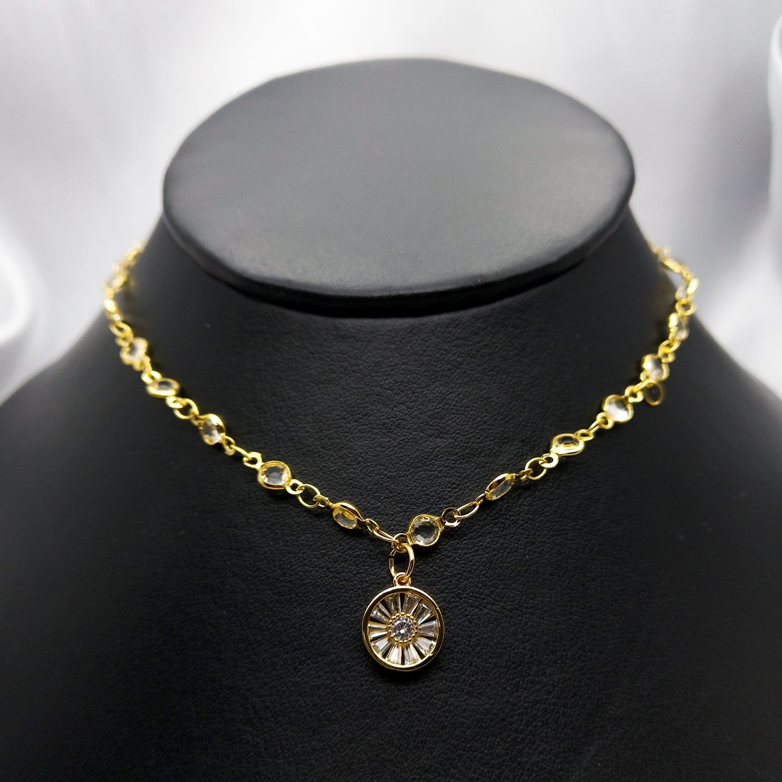 #GOL107 - Gargantilla Con Flor/Circulo Y Piedras De Oro Laminado De 18k