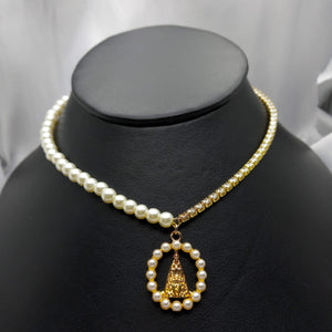 #GOL118 - Gargantilla De Piedras Y Perlas Con Colgante De Virgen De Oro Laminado De 18k