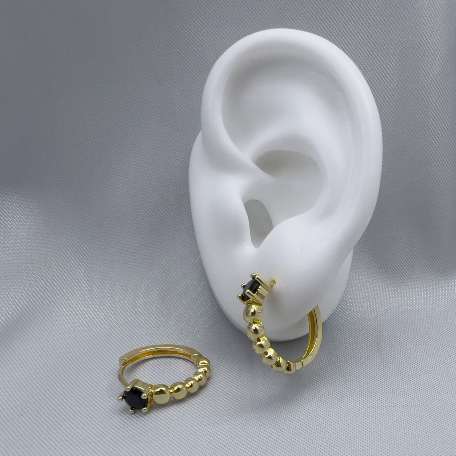 #HOL156 - Huggies Con Piedra De Oro Laminado De 18K